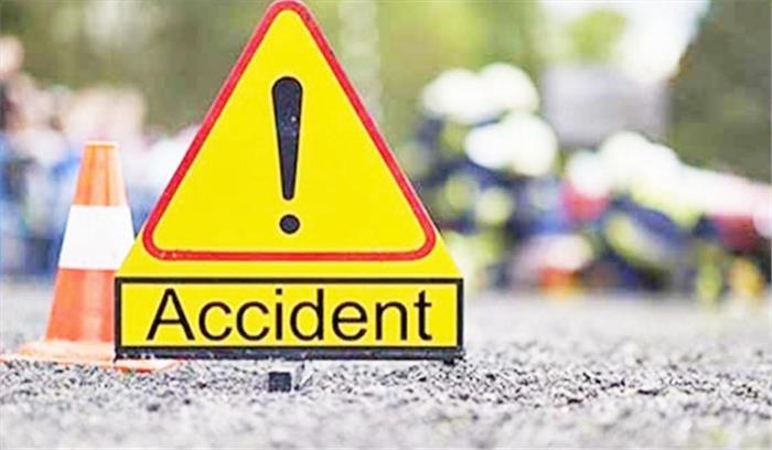 मजदूरों को ले जा रहा ट्रक के खाई में गिरने से चार लोगों की मौत और 46 घायल