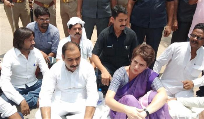 सोनभद्र: चुनार गेस्ट हाउस में धरने पर बैठीं प्रियंका गांधी