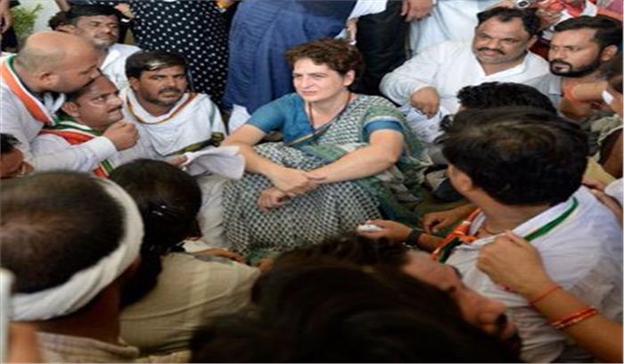 सोनभद्र  संग्राम: पीड़ितों से मिलने के बाद प्रियंका गांधी का धरना समाप्त