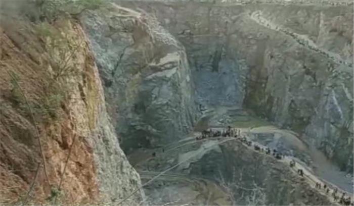 सोनभद्र : पत्थर खदान धंसी, दबकर 2 मजदूर घायल सोनभद्र : पत्थर खदान धंसी, दबकर 2 मजदूर घायल