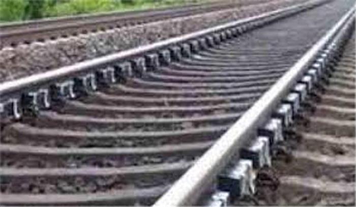 उत्तर प्रदेश : ट्रेन की चपेट में आने से वृद्ध की मौत