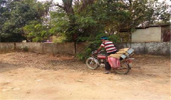 बेटे ने पोस्टमार्टम के लिए बाइक पर बांधा पिता का शव