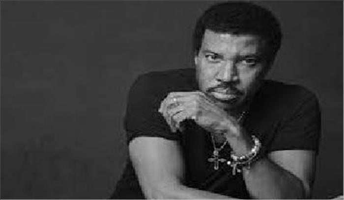 लियोनेल रिची का कहना है कि वह अपनी बेटी पर नजर नहीं रखते