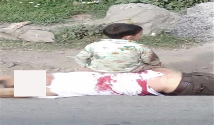 दादा की लाश पर बैठे पोते की तस्वीरों के वायरल होते ही विवाद बढ़ गया