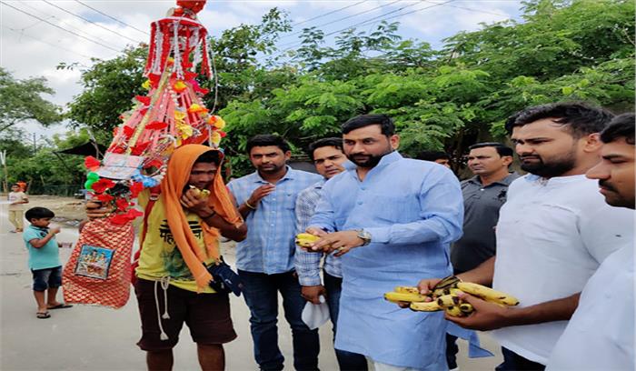 मेरठ : विधायक ने कांवरियों को बांटे फल