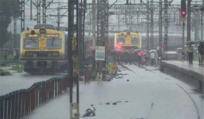 बंगाल में बारिश से ट्रेन, उड़ान सेवा प्रभावित, 3 लोग घायल