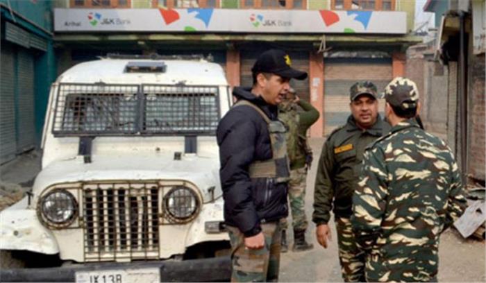 दक्षिण कश्मीर : जम्मू-कश्मीर बैंक में लूट दक्षिण कश्मीर : जम्मू-कश्मीर बैंक में लूट