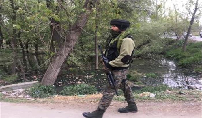 दक्षिण कश्मीर में दो जगह मुठभेड़ जारी