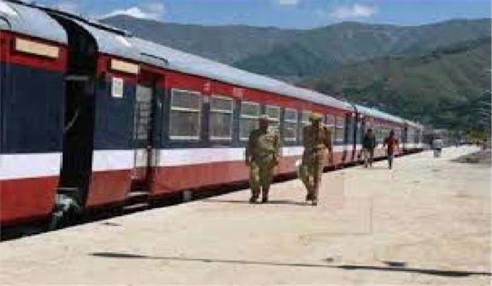 श्रीनगर-बनिहाल रेलवे लाइन पर रेल सेवा स्थगित