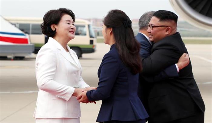 उत्तर कोरिया पहुंचे मून जे इन, किम ने गले लगाकर किया स्वागत उत्तर कोरिया पहुंचे मून जे इन, किम ने गले लगाकर किया स्वागत