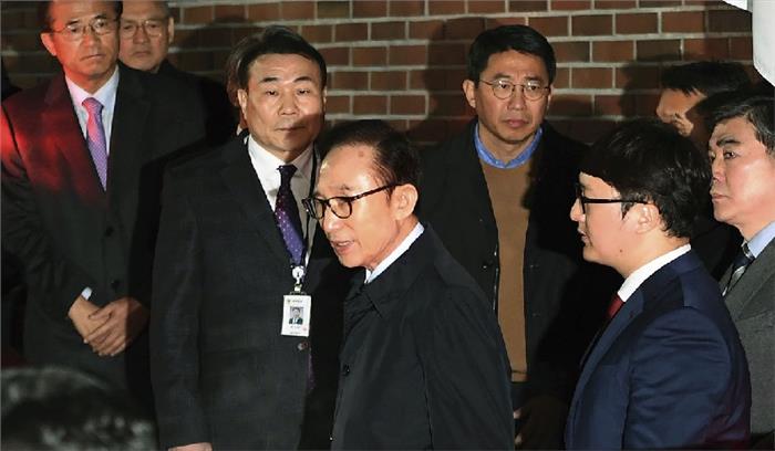 भ्रष्टाचार के आरोपों में दक्षिण कोरिया के पूर्व राष्ट्रपति ली म्युंग बक गिरफ्तार भ्रष्टाचार के आरोपों में दक्षिण कोरिया के पूर्व राष्ट्रपति ली म्युंग बक गिरफ्तार