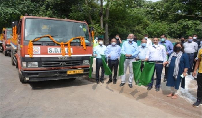 दक्षिणी निगम ने कंपोस्ट खाद से लदे दो ट्रकों को हरी झंडी दिखाकर किया रवाना