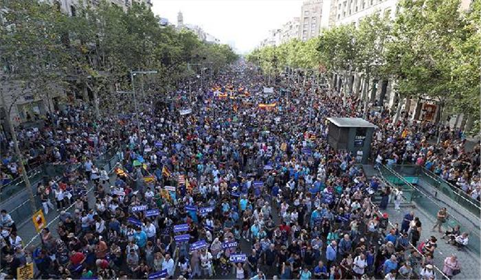 आतंकवाद के खिलाफ बार्सिलोना में सड़कों पर उतरे लोग