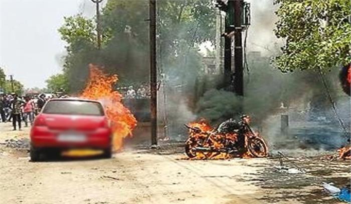 ट्रांसफार्मर में लगी आग से कार व बाइक जली