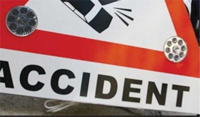 जीप सड़क किनारे खड़ी कार से टकराई, सिपाही समेत 5 की मौत