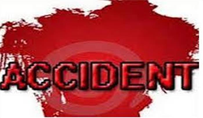 तेज रफ्तार बस ने ऑटो में मारी टक्कर, तीन घायल