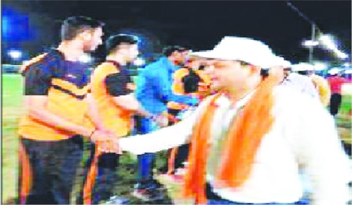 अंतर राज्य स्तरीय रात्रिकालीन टेनिस बाल क्रिकेट प्रतियोगिता का रोमांच जारी