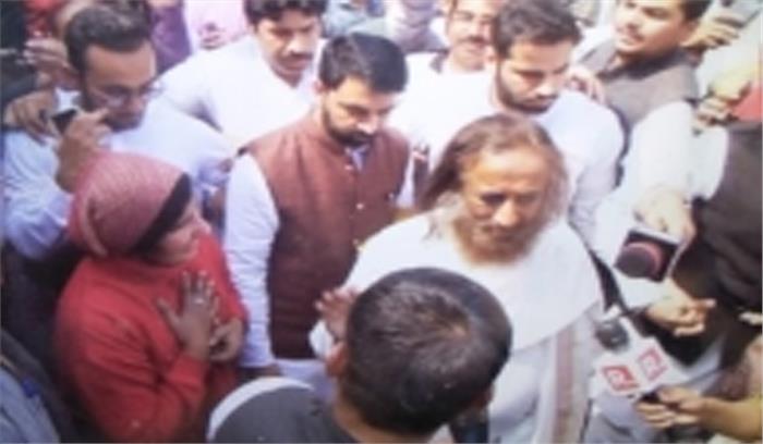 श्री श्री रविशंकर उत्तर-पूर्वी दिल्ली में हिंसा पीड़ितों से मिले