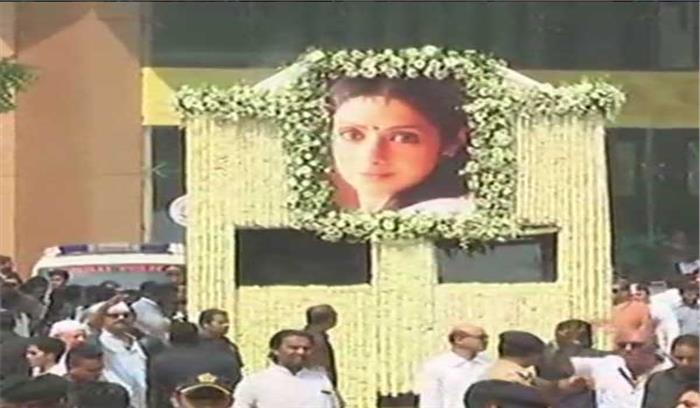 श्रीदेवी की अंतिम यात्रा में फिल्मी हस्तियां और प्रशंसक शामिल