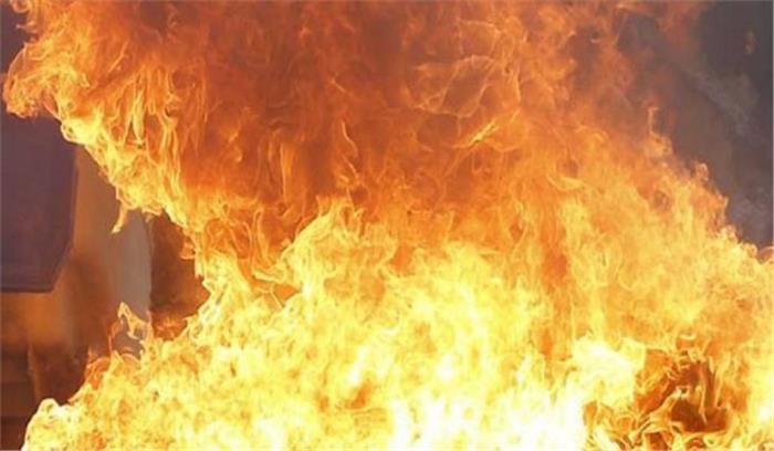 होटल की दीवार में सुराख से तेल डालकर आ गई