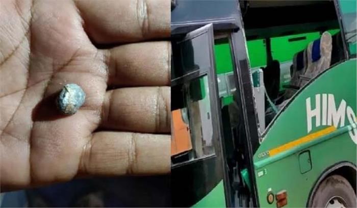 बस पर फायरिंग, सवारियां बाल बाल बची बस पर फायरिंग, सवारियां बाल बाल बची