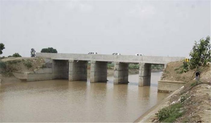 इंदिरा नहर में कूदे युवक को लोगों ने बचाया