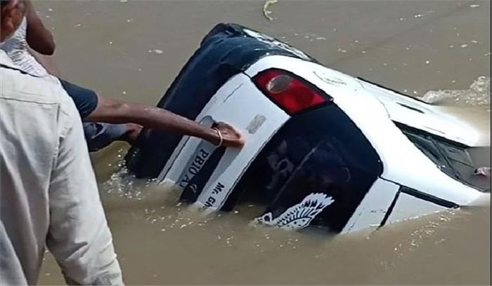 कार के नहर में गिरने से एक ही परिवार के चार लोगों की मौत कार के नहर में गिरने से एक ही परिवार के चार लोगों की मौत