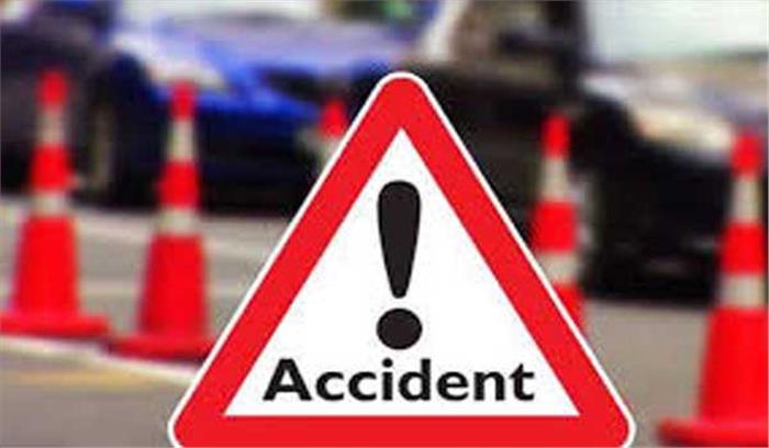 सड़क दुर्घटना में तीन युवकों की मृत्यु, तीन घायल