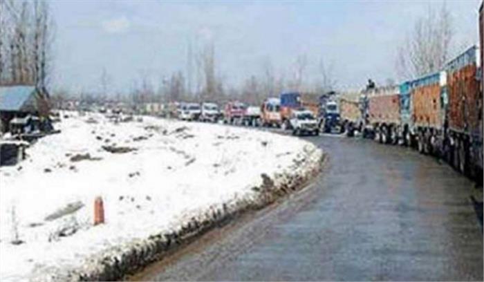 कश्मीर में सबकुछ पड़ा ठप लोग घर में रहने को मजबूर