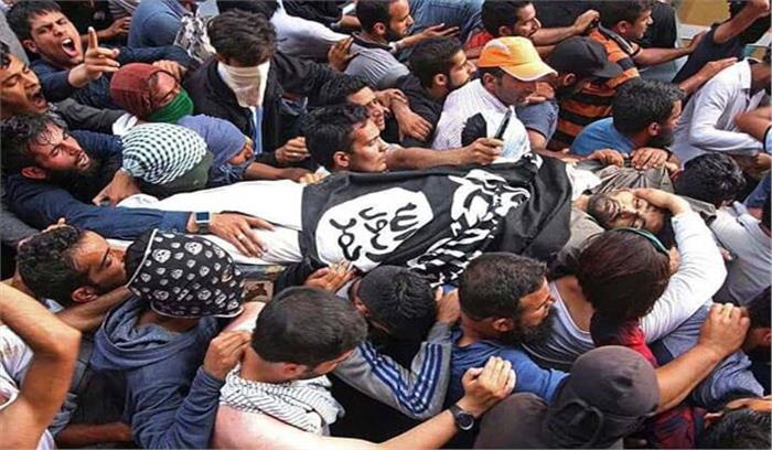 श्रीनगर : आतंकवादी के जनाजे में शामिल हुए सैकड़ों लोग