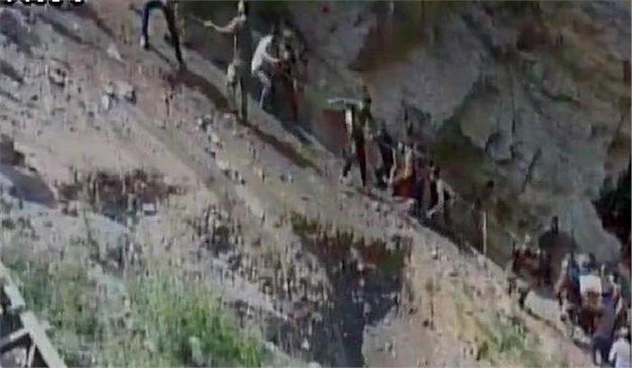 अमरनाथ श्रद्धालुओं से भरी बस खाई में गिरी, 16 की मौत 