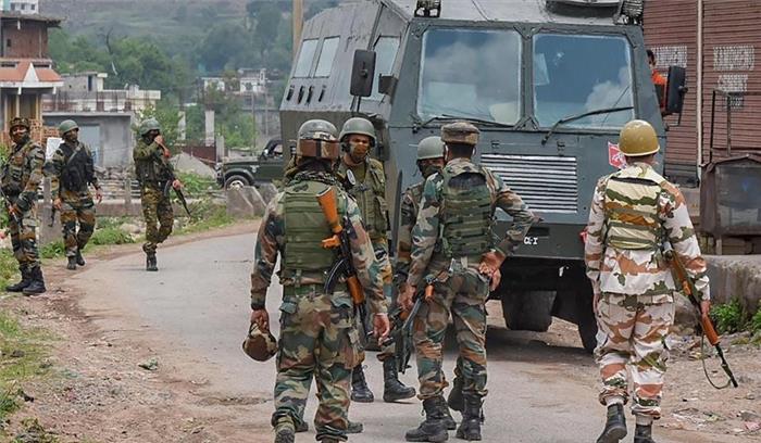 आतंकवादियों और सुरक्षा बलों के बीच जारी मुठभेड़ में एक और आतंकवादी ढेर