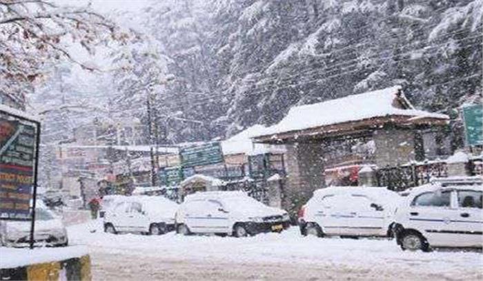 कश्मीर में हिमपात और भूस्खलन से यातायात बाधित