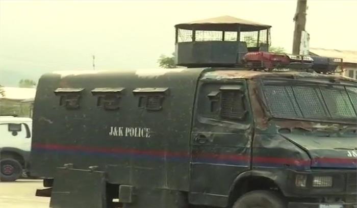 श्रीनगर: मुठभेड़ में 3 आतंकवादी ढेर, एक पुलिसकर्मी शहीद श्रीनगर: मुठभेड़ में 3 आतंकवादी ढेर, एक पुलिसकर्मी शहीद