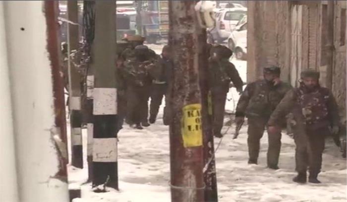 सीआरपीएफ शिविर पर मुठभेड़ जारी, एक जवान शहीद और एक घायल