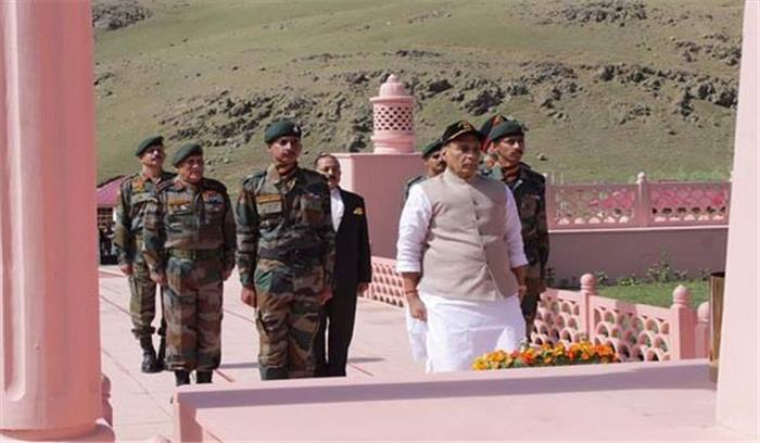 कारगिल युद्ध स्मारक पर राजनाथ सिंह ने शहीदों को दी श्रद्धांजलि कारगिल युद्ध स्मारक पर राजनाथ सिंह ने शहीदों को दी श्रद्धांजलि