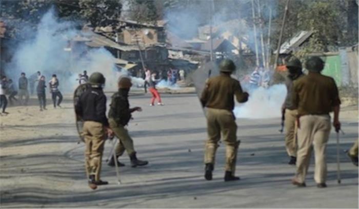 कश्मीर: आतंकवादियों को दफनाने के बाद भड़की हिंसा