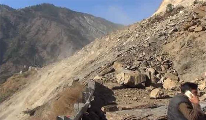 श्रीनगर में भूस्खलन में सीआरपीएफ के अधिकारी, ड्राइवर की मौत श्रीनगर में भूस्खलन में सीआरपीएफ के अधिकारी, ड्राइवर की मौत