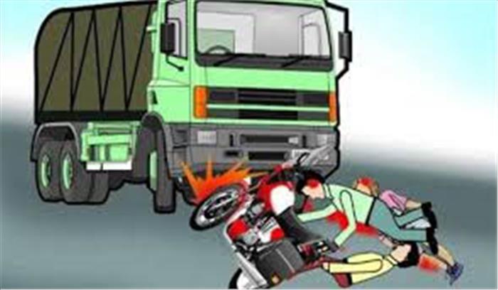कश्मीर में ट्रक और मोटरसाइकिल टक्कर से दो लोगों की मौत कश्मीर में ट्रक और मोटरसाइकिल टक्कर से दो लोगों की मौत