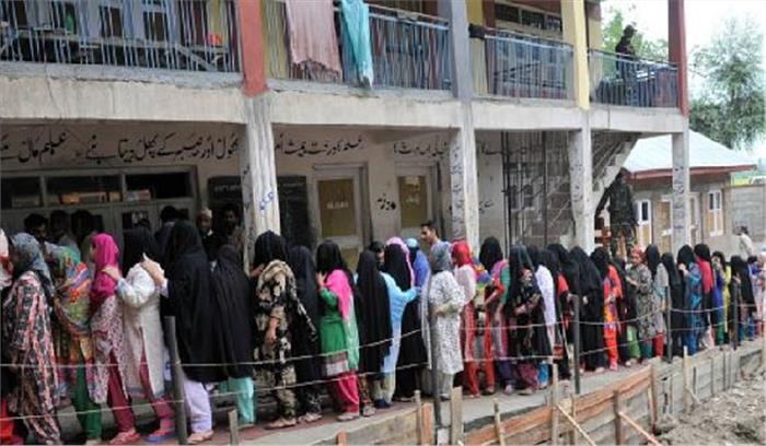 श्रीनगर: लोकसभा उपचुनाव में 38 मतदान केंद्रों पर पुनर्मतदान जारी