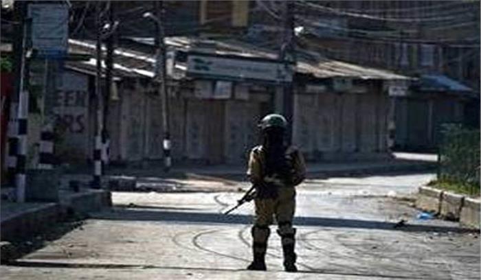 कश्मीर घाटी में प्रशासन ने भारी मात्रा में सुरक्षा बल तैनात किए कश्मीर घाटी में प्रशासन ने भारी मात्रा में सुरक्षा बल तैनात किए