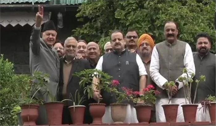 नेशनल कांफ्रेंस के नेताओं को नजरबंद अब्दुल्ला से मुलाकात की इजाजत नेशनल कांफ्रेंस के नेताओं को नजरबंद अब्दुल्ला से मुलाकात की इजाजत