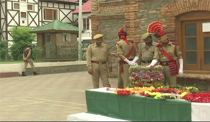 श्रीनगर: आतंकवादी हमले में शहीद जवान को दी गई श्रद्धांजलि