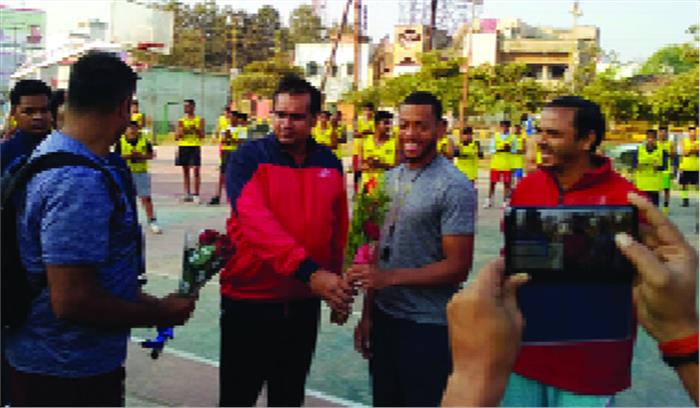 विदेशी कोच से सीख रहे नई तकनीक बास्केटबॉल के खिलाड़ी