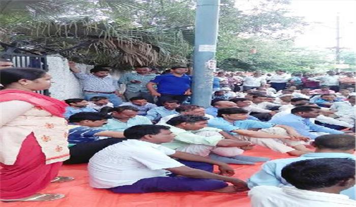 हड़ताली संविदा कर्मचारियों ने बुनियादी सेवाएं रोकने की दी चेतावनी
