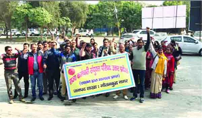 प्रदर्शन के बाद 18 सूत्रीय मांगों को लेकर सौंपा ज्ञापन