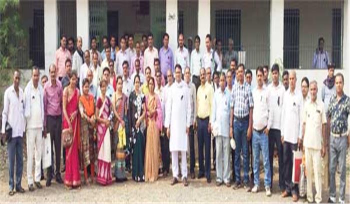 लिपिक वर्गीय शासकीय कर्मचारी संघ ने काली पटटी लगाकर किया प्रदर्शन