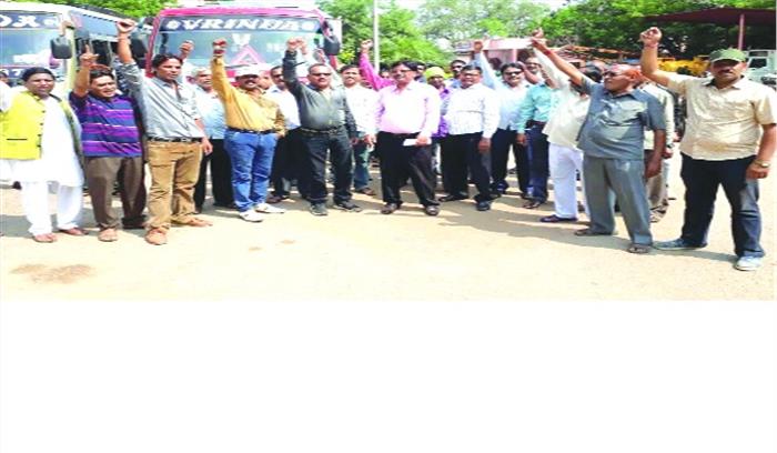 कर्मचारी महासंघ की हड़ताल निगम कार्यालय में पसरा रहा सन्नाटा