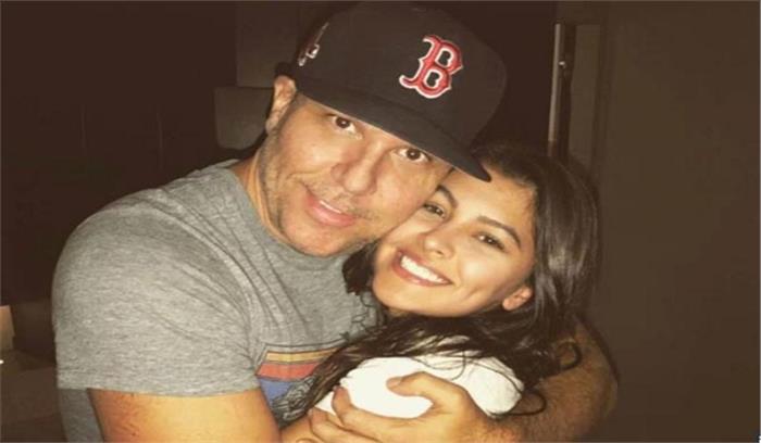 गायिका केल्सी टेलर के साथ डेटिंग कर रहे हैं डेन कुक