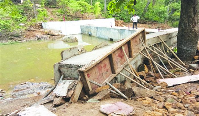अधूरे स्टापडेम को कागजों में बता दिया पूर्ण